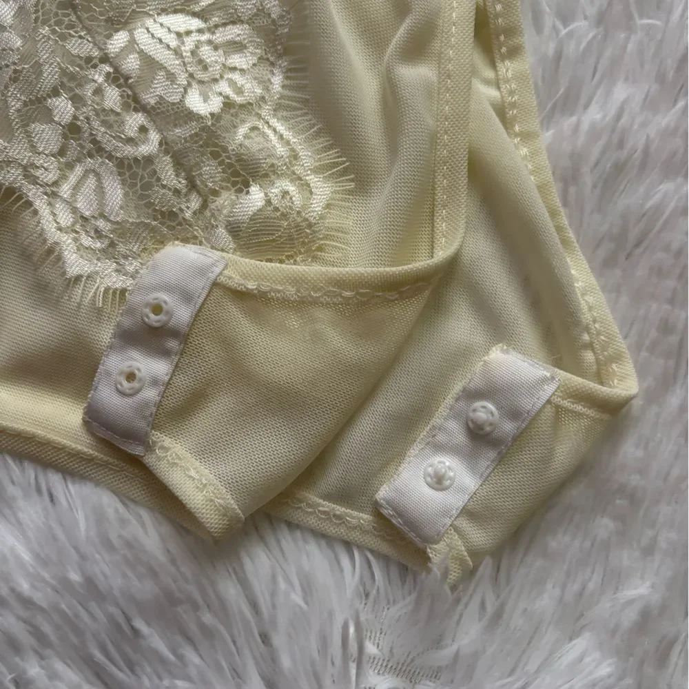 White Fox Boutique Bodysuit New Cream‎ Sheer Lace Sexy Womens Size Medium